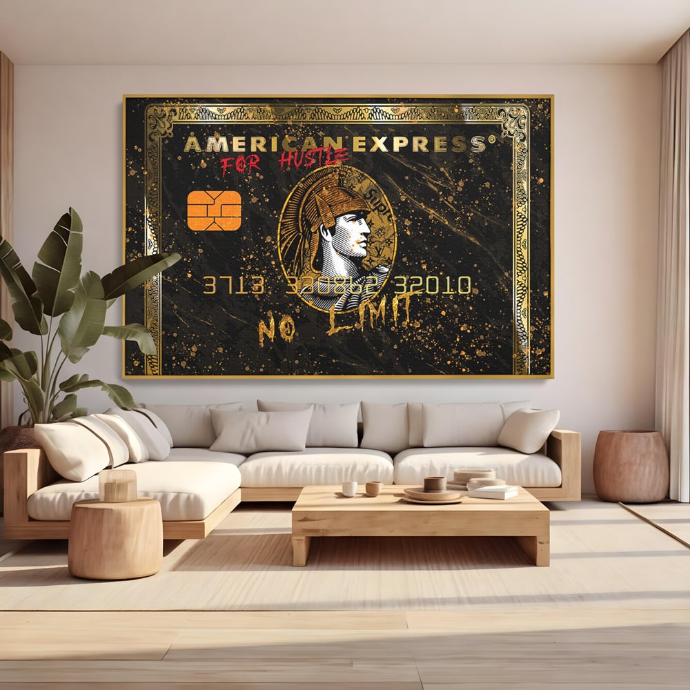 Tablou canvas cu tablou canvas cu card bancar, in rama de aluminiu auriu, pe perete intr-un living